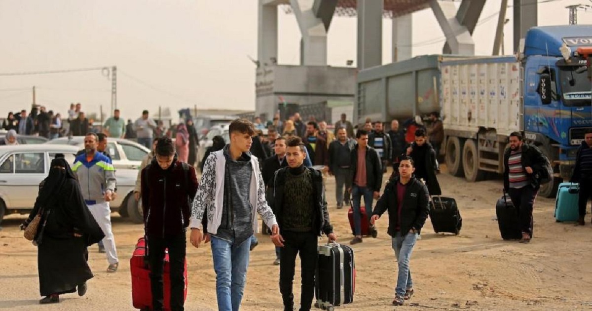 تهديدات وضغوطات ناعمة : إسرائيل تحاول دفع الغزيين نحو "الهجرة الطوعية"